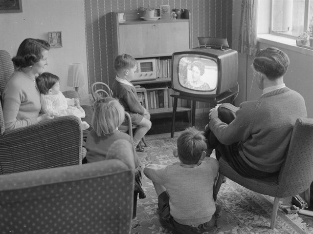 Archivo - Los españoles pasamos demasiadas horas al día delante de la televisión