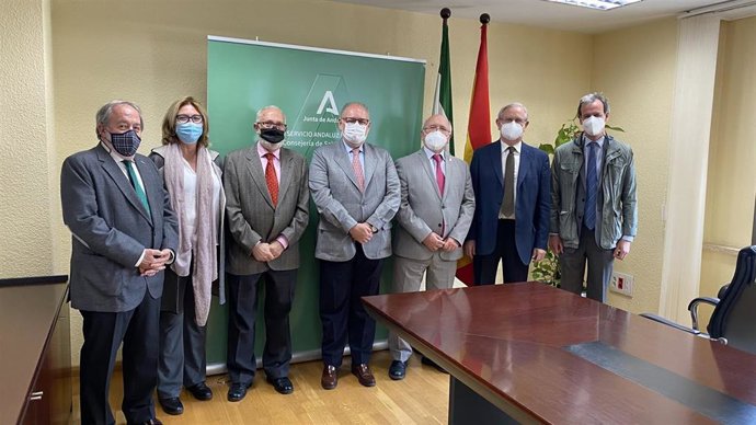 El SAS y el CACM firman un convenio para impulsar la participación de médicos voluntarios de la vacunación