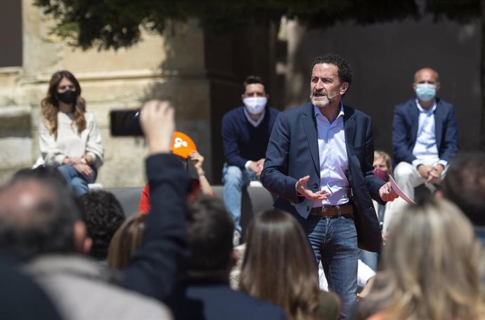 El candidato de Ciudadanos (Cs), a la Presidencia de la Comunidad de Madird, Edmundo Bal, interviene durante un encuentro con alcaldes, vicealcaldes y concejales del partido en los gobiernos de la Comunidad de Madrid.