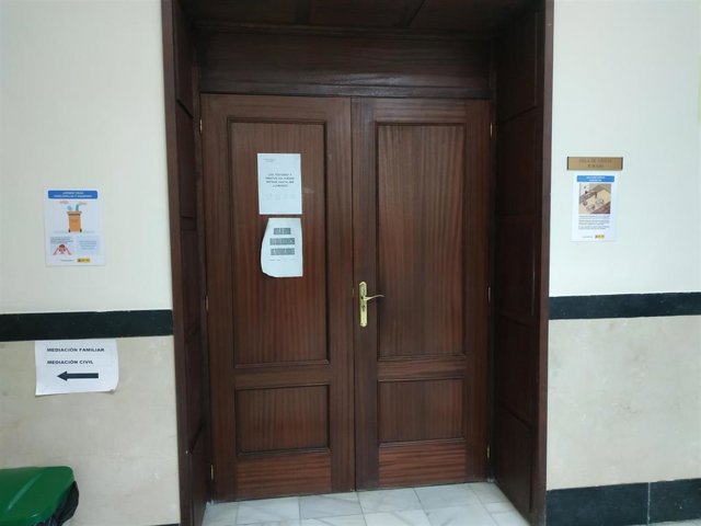 Puerta de la sala de vistas de la Audiencia de Vallladolid.