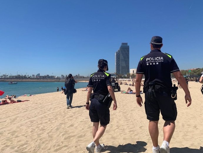 Archivo - Agentes de la Guardia Urbana en la playa de Barcelona en una imagen de archivo