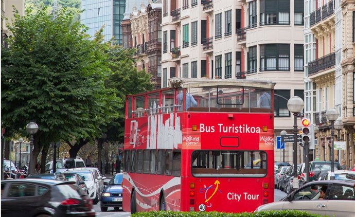 Archivo - El autobús turístico de Bilbao cerca de Jardines Albia y calle Mazarredo