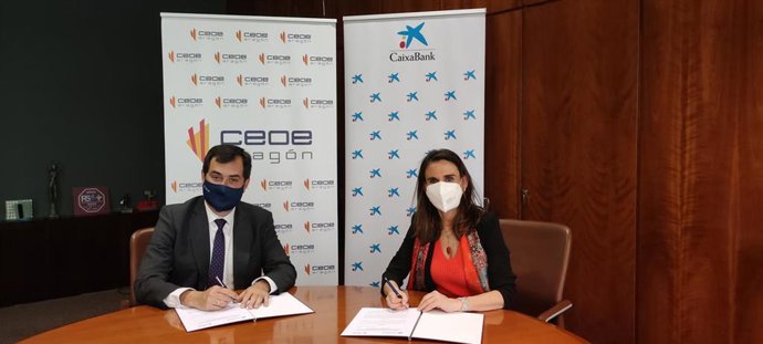 El presidente de la Confederación de Empresarios de Aragón, Ricardo Mur,  y la directora territorial Ebro de CaixaBank,  Isabel Moreno.