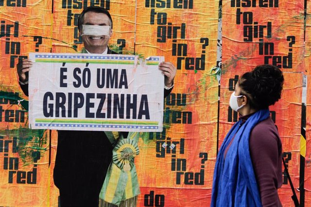 Archivo - La "gripecita" a la que se refiere Jair Bolsonaro ha dejado hasta el momento casi 400.000 fallecidos en Brasil