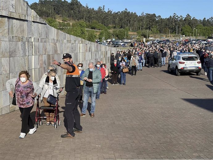 Una larga fila de personas se aglomera en la vacunación masiva de Santiago de Compostela a 6 de abril de 2021. La vacunación masiva programada para la tarde de este martes en Santiago sufre retrasos y se han producido colas y aglomeraciones a las puerta