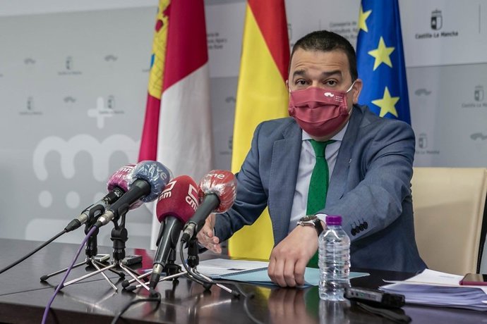 El consejero de Agricultura, Agua y Desarrollo Rural, Francisco Martínez Arroyo