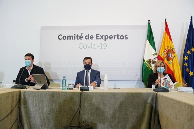 Archivo - El presidente de la Junta de Andalucía, Juanma Moreno, preside la reunión del comité de expertos para la pandemia del Covid-19