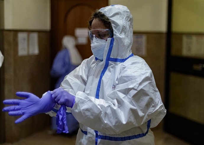 Archivo - Personal sanitario de la Residencia de Mayores Jesús del Buen Amor se coloca el material de protección para poder trabajar en las instalaciones y en el cuidado de los ancianos sin temer por contagiarse o contagiar de Covid-19