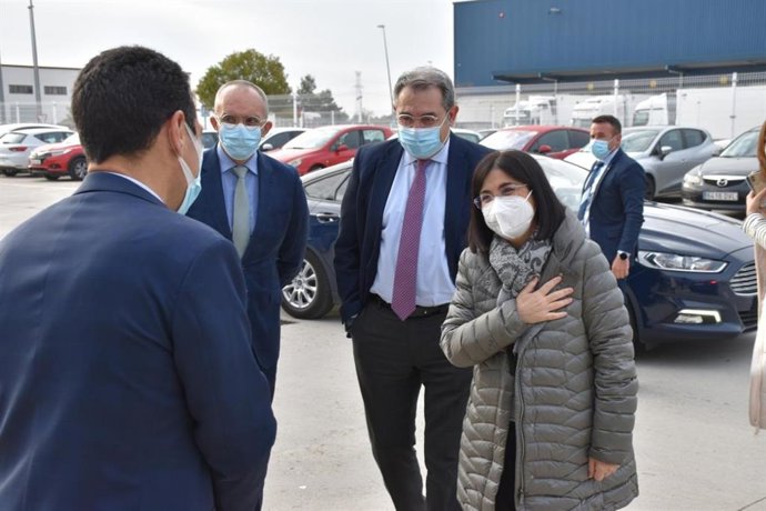 Fernández Sanz recepciona junto a Darias parte de las 127.000 vacunas de Pfizer que C-LM recibirá esta semana