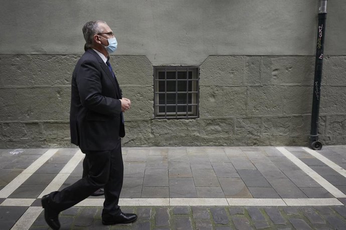 El alcalde de Pamplona, Enrique Maya, acude a los diferentes actos del Jueves Santo organizados en la capital navarra por la Iglesia Católica, en Pamplona, Navarra (España), a 1 de abril de 2021.