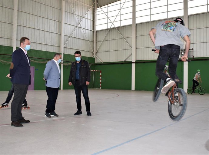 El alcalde, Vicente Casañ; el vicealcalde, Emilio Sáez; el concejal de Deportes, Modesto Belinchón; presentan el proyecto para la construcción de las nuevas intalaciones.