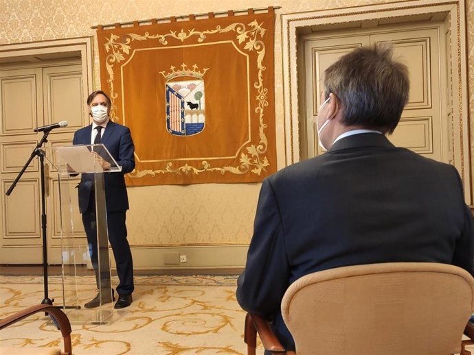 El alcalde de Salamanca, Carlos García Carbayo, atiende a los medios ante la mirada del presidente de la Asociación Salvar el Archivo de Salamanca, Policarpo Sánchez.