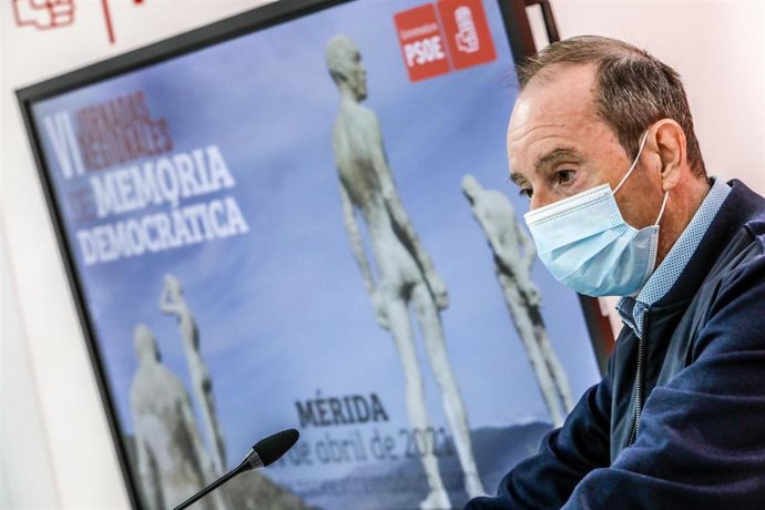 El secretario general de Memoria Democrática del PSOE de Extremadura, Fernando Ayala, en rueda de prensa