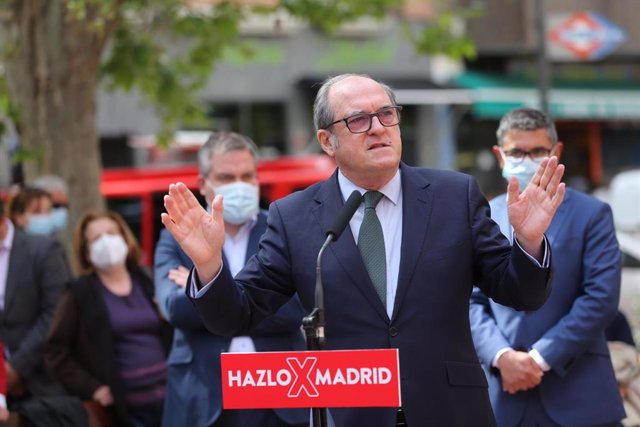 El candidato del PSOE a la Presidencia de la Comunidad de Madrid, Ángel Gabilondo, intervieme en un acto de campaña en la Plaza del Pueblo, a 19 de abril de 2021, en Alcobendas, Madrid, (España). La candidata a la reelección en las elecciones madrileñas, 