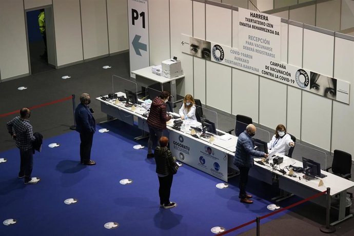 Varias personas acuden a un dispositivo de vacunación contra la COVID-19  en el BEC