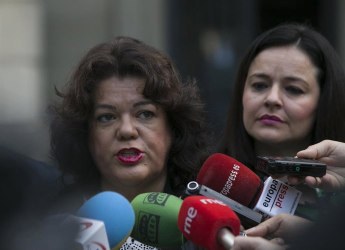 Archivo - La alcaldesa de Huévar del Aljarafe, María Eugenia Moreno (i), atienden a los medios de comunicación junto a la presidenta del PP de Sevilla, Virginia Pérez, en una foto de archivo.