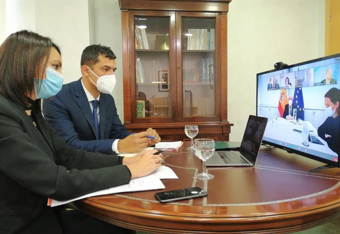 La consejera de Empresa, Empleo, Universidades y Portavocía, Valle Miguélez, y el director general de Universidades, Christian de la Fe, participaron hoy en la reunión telemática de la Conferencia General de Política Universitaria