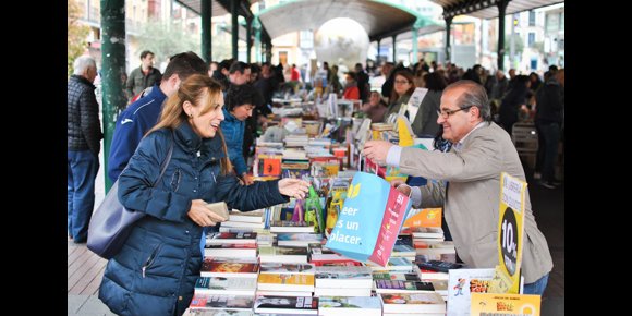 3. Un total de 18 librerías volverá a la Plaza de España de Valladolid el día 23 para celebrar el Día del Libro