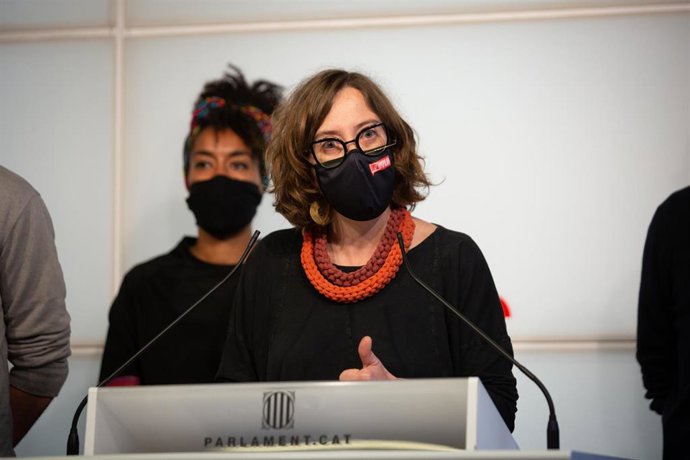 La diputada de la CUP en el Parlament, Eulália Reguant, interviene durante una rueda de prensa en la Cámara catalana, en Barcelona, Catalunya (España), a 25 de marzo de 2021. 