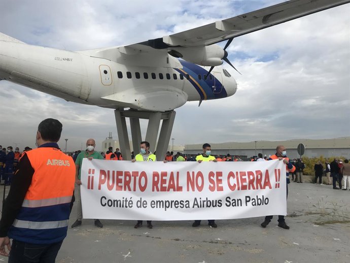 Trabajadores pertenecientes a CCOO se han  movilizado en Airbus San Pablo para defender el empleo y rechazar el cierre de la planta de Puerto Real (Cádiz). En la Rotonda del avión de Airbus San Pablo. Sevilla a 19 de abril 2021