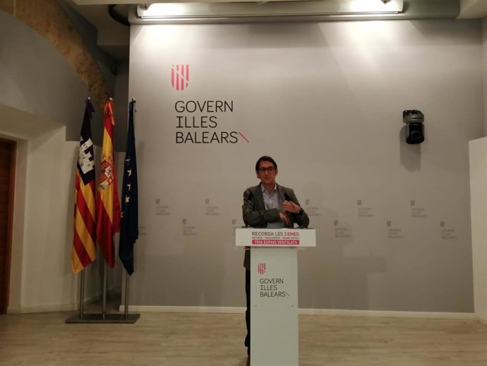 El portavoz del Govern, Iago Negueruela, durante una rueda de prensa en el Consolat de Mar.