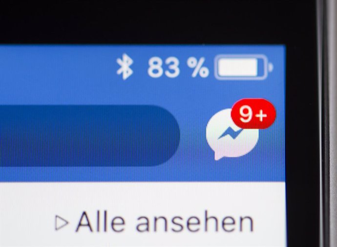 Archivo - FILED - 06 June 2018, Baden-Wuerttemberg, Rottweil: Nine new messages are displayed on Facebook Messenger on the screen of an iPhone. Facebook Messenger has launched the Coronavirus Community Hub that offers tips, authoritative information and