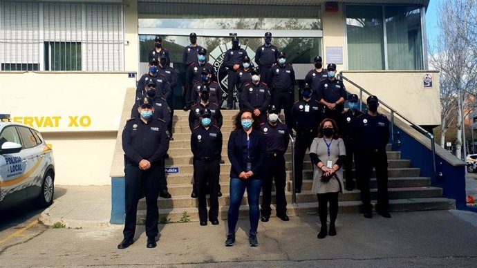 La regidora de Seguridad Ciudadana, Joana Adrover, con los policías locales.