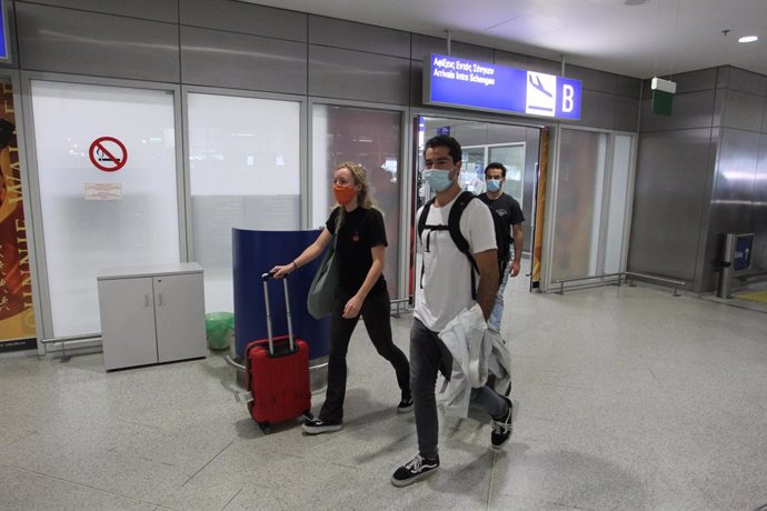 Archivo - 15 June 2020, Greece, Athens: Passengers walk through the gates of the Eleftherios Venizelos International Airport in Athens as Greece has officially resumed its inbound flights while passengers will not face compulsory COVID-19 tests. Photo: 