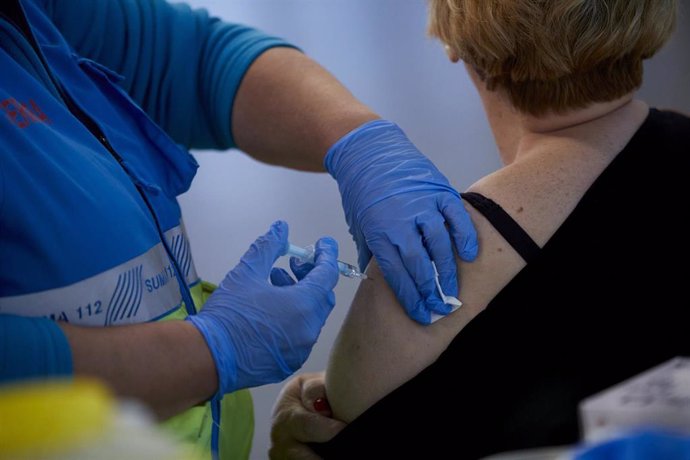 Una persona recibe la vacuna contra el Covid-19 en el dispositivo puesto en marcha en las instalaciones del Wanda Metropolitano.