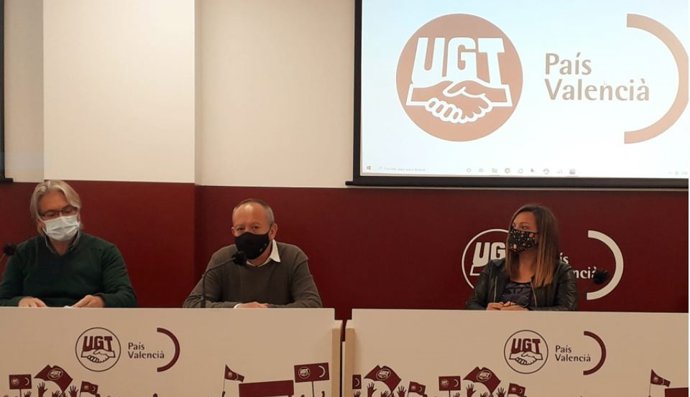 El secretario general de UGT PV, en el centro de la mesa, durante la presentación en rueda de prensa del IX Congreso de UGT PV.