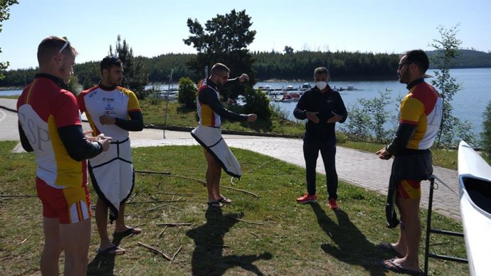 El K4 español formado por Saúl Craviotto, Marcus Cooper Walz, Carlos Arévalo y Rodrigo Germade junto al técnico Miguel García