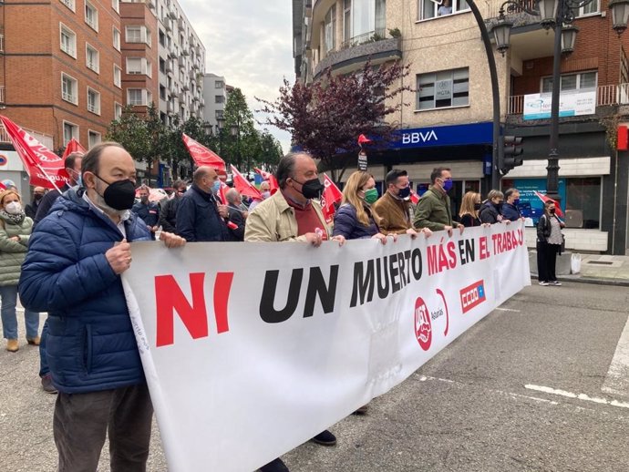 Concentración de UGT y CCOO contra la siniestralidad en Oviedo