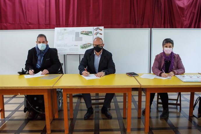 El consejero de Educación, Carlos Gimeno, firma el convenio de colaboración con el presidente de la Fundación Caja Navarra, Javier Miranda, y la alcaldesa del Valle Améscoa Baja, Estíbaliz Erdozia.