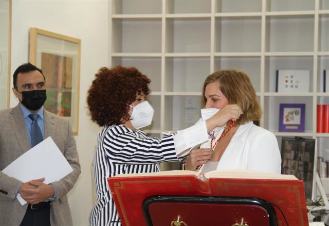 Belén Castillo toma posesión como nueva diputada por la circunscripción de Moguer en sustitución de José Manuel Alfaro.