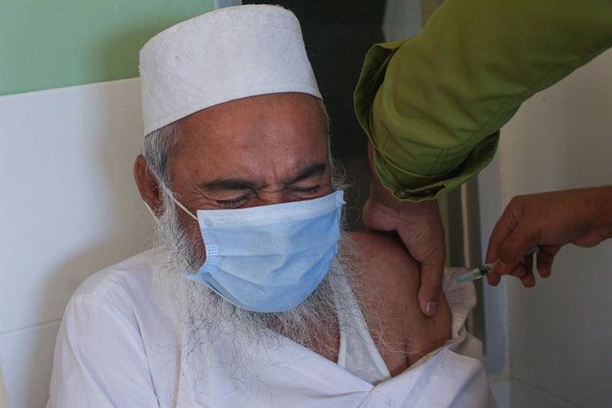 Un hombre se vacuna en Bangladesh.