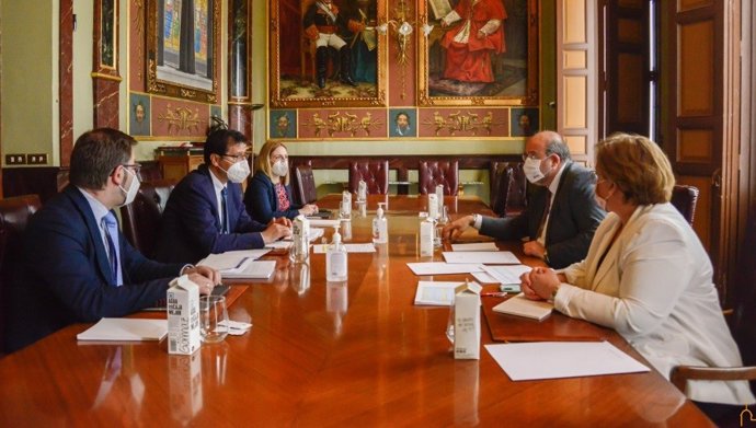 Reunión entre el vicepresidente del Gobierno de C-LM, José Luis Martínez Guijarro, y el presidente de la Diputación de Ciudad Real, José Manuel Caballero