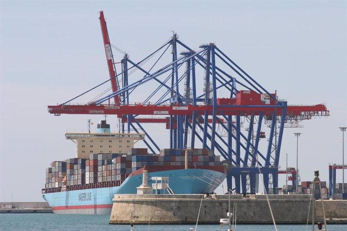 Archivo - Imagen de un barco con mercancías atracado en el puerto de Málaga