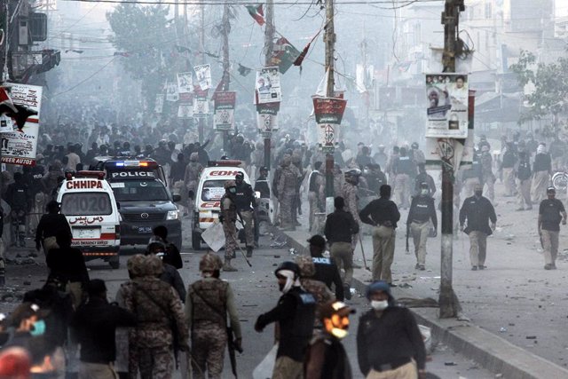 Disturbios durante una protesta de seguidores del partido islamista radical TLP en Pakistán
