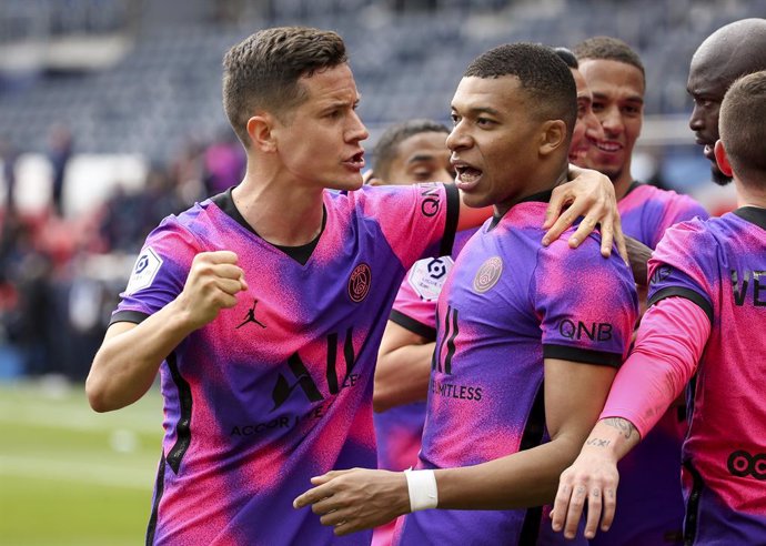Ander Herrera, Kylian Mbappe of PSG celebrate with teammates the winning goal of Mauro Icardi during the French championship Ligue 1 football match between Paris Saint-Germain (PSG) and AS Saint-Etienne (ASSE) on April 18, 2021 at Parc des Princes stadi