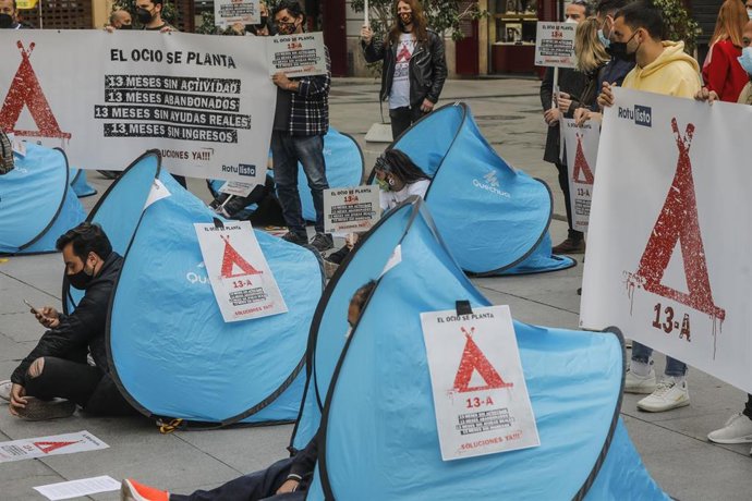 Varios trabajadores del ocio nocturno acampan ante el Palau de la Generalitat