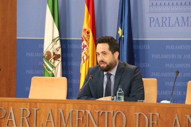 El portavoz adjunto de Ciudadanos en el Parlamento andaluz, Fran Carrillo, en rueda de prensa