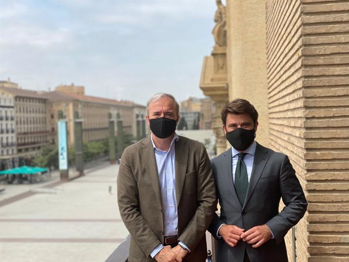 El portavoz del Partido Popular, Beltrán Pérez, en Zaragoza con su alcalde, el popular Jorge Azcón.
