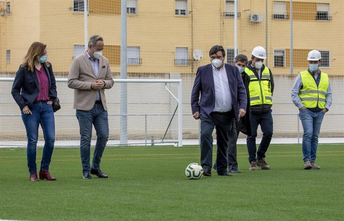El alcalde de Huelva, Gabriel Cruz, en el campo de fútbol de Pérez Cubillas.