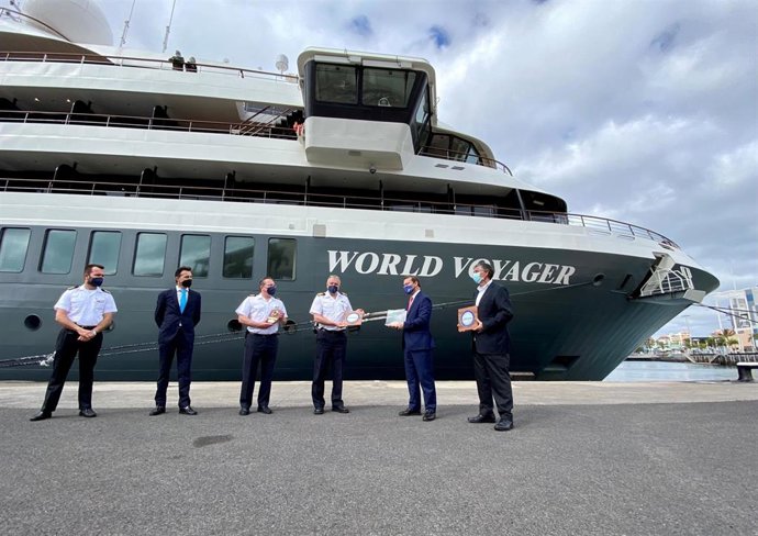 Representantes de la Autoridad Portuaria de Las Palmas entregan la metopa al crucero de lujo World Voyager