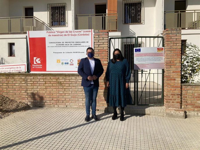 La delegada de Asistencia Económica con los Municipios y Mancomunidades de la Diputación provincial, Dolores Amo, en su visita a El Guijo.