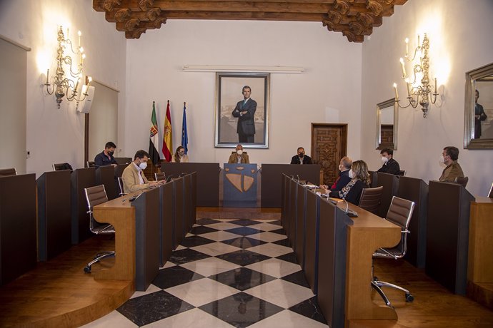 Reunión del equipo de Gobierno de la Diputación de Cáceres en la que se ha decidido retomar y actualizar el plan de lucha contra la exclusión financiera en los municipios 