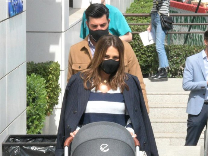 Paula Echevarría y Miguel Torres, con su hijo Miguel.