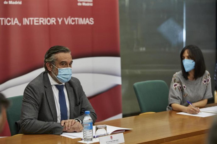 La delegada de Gobierno en Madrid, Mercedes González (d), y el consejero de Justicia, Interior y Víctimas de la Comunidad de Madrid, Enrique López (i), durante una reunión del Plan Territorial de Protección Civil de la Comunidad de Madrid (PLATERCAM) 