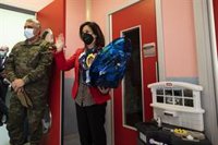 La ministra de Defensa subraya la labor de las Fuerzas Armadas y dice que la batalla ahora se vence con la vacuna