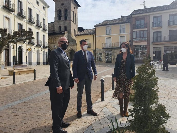 Ana Carlota Amigo visita Carrión acompañada de su alcalde, José Manuel Otero (izquierda).